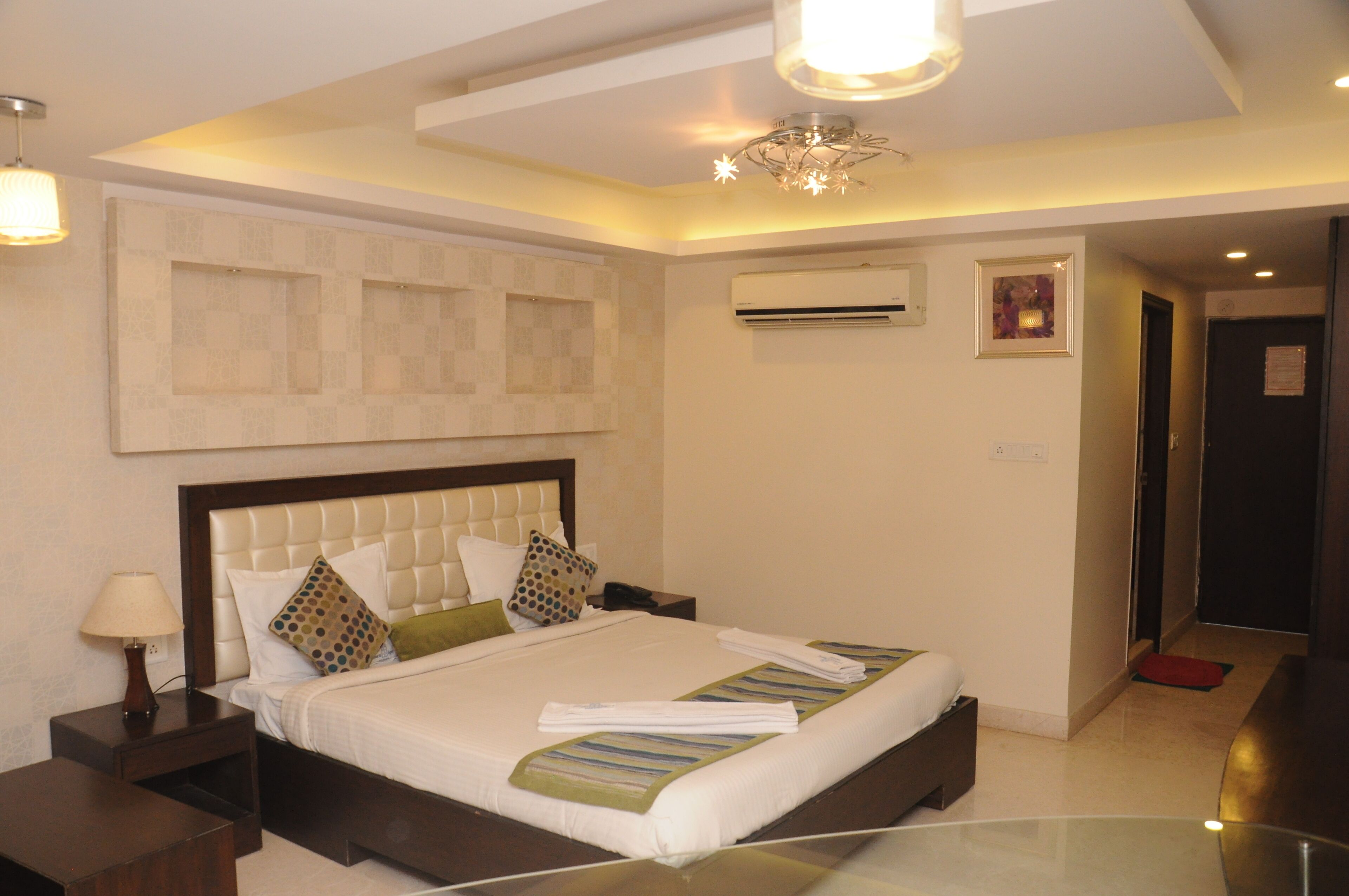 Luxury Studio Suite | Desk, laptop workspace, iron/ironing board, free WiFi