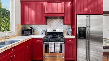 Refrigerador, lavavajillas, cafetera y tetera y utensilios de cocina