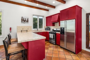 Jääkaappi, astianpesukone, kahvin-/teenkeitin