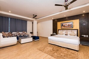 Deluxe Double Room | Free minibar items, in-room safe, iron/ironing board, free WiFi - Hotel Grand City (New Delhi)