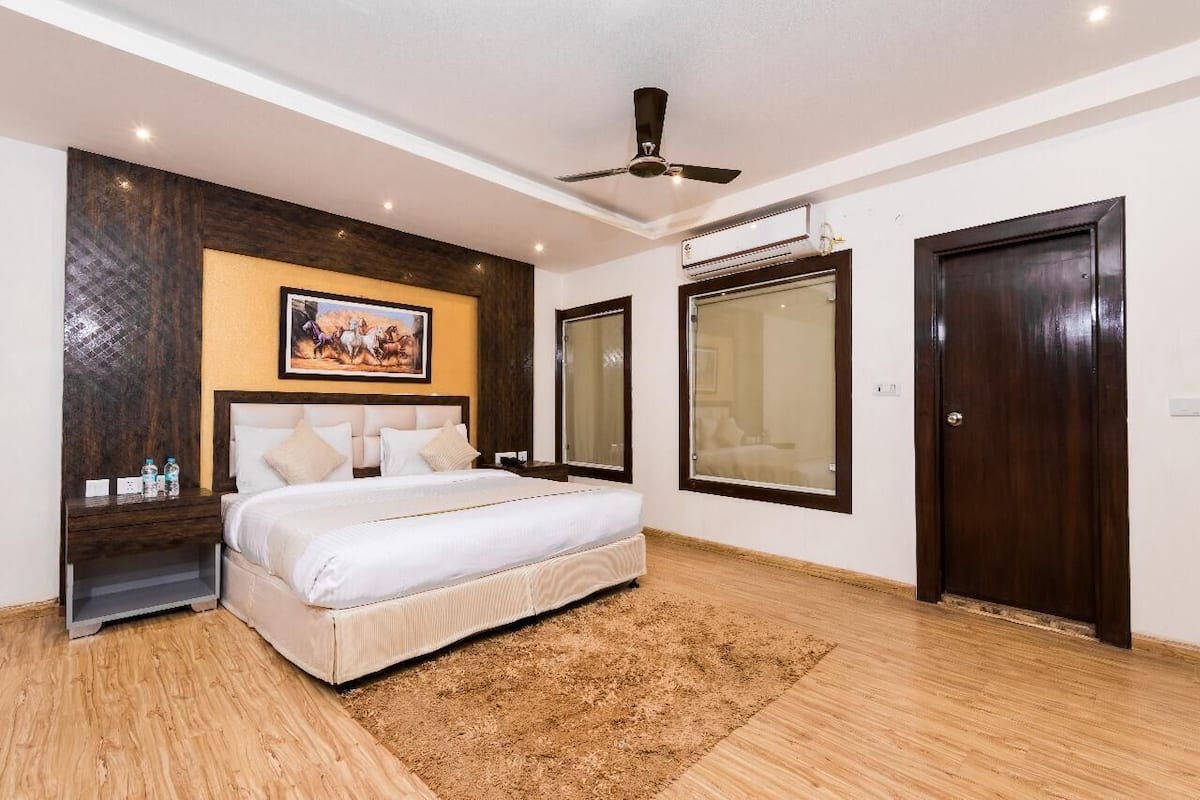 Free minibar items, in-room safe, iron/ironing board, free WiFi