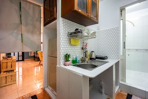 Fridge, cookware/dishes/utensils