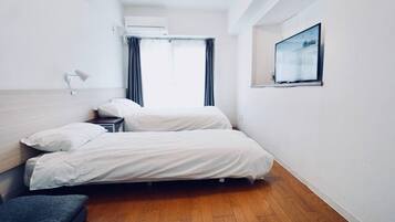 Family Triple Room | 1 bedroom, desk, soundproofing, iron/ironing board