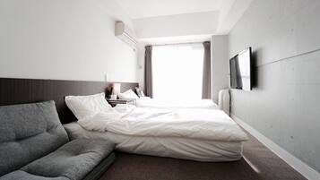 City Twin Room | Desk, soundproofing, iron/ironing board, free WiFi