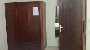 Une chambre à coucher avec un lit, une armoire et une porte.