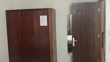 Basic Double Room | Minibar, WiFi (free), bed sheets