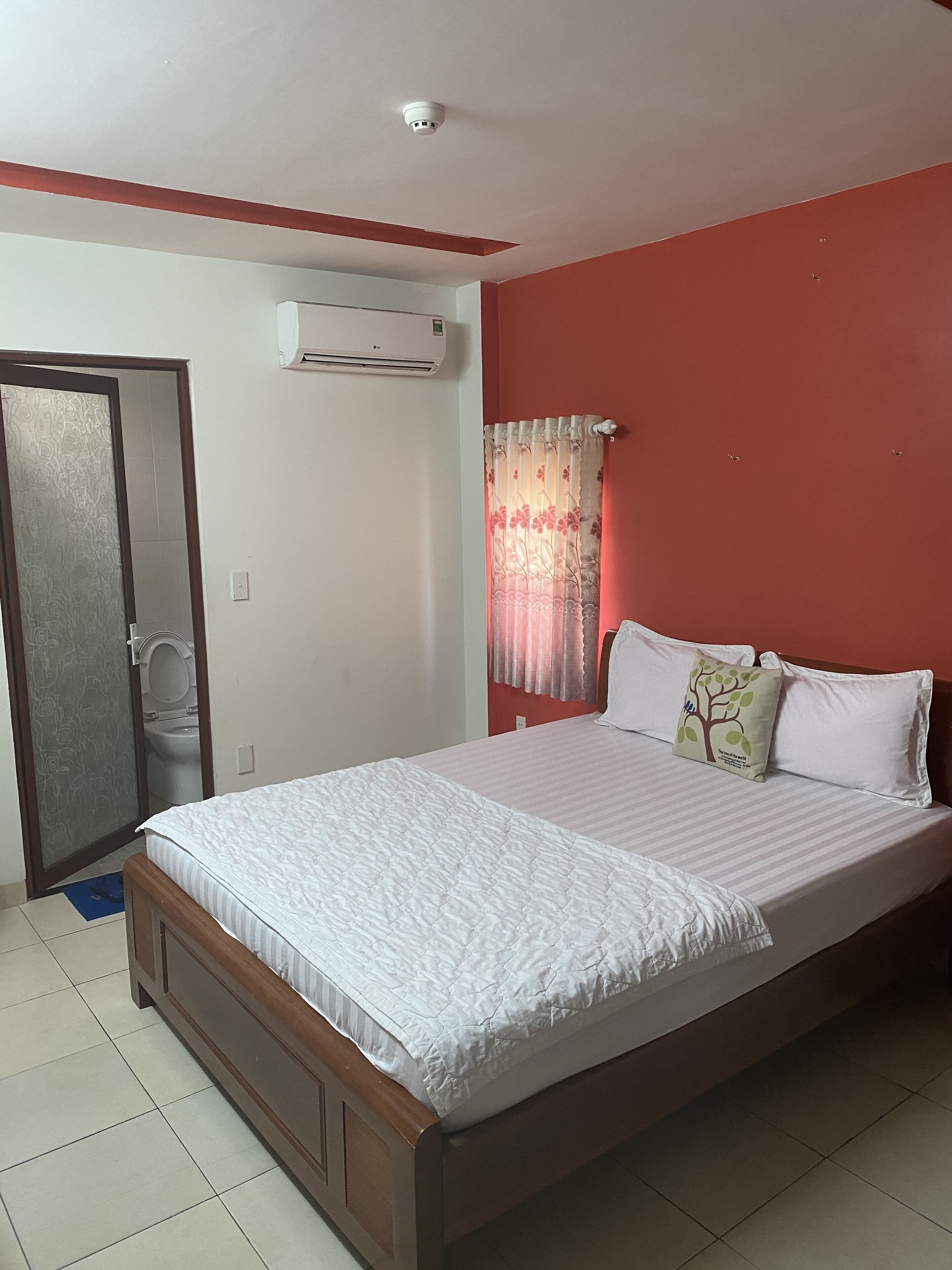 Minibar, free WiFi, bed sheets
