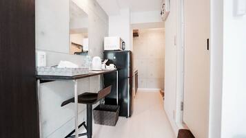 City Twin Room | Desk, blackout drapes, free WiFi, bed sheets