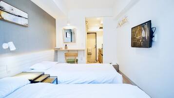 Family Triple Room | Desk, blackout drapes, free WiFi, bed sheets