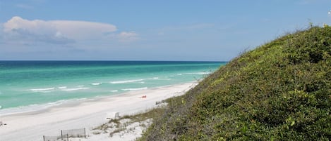 På stranden