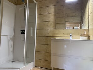 Dusche, Haartrockner, Handtücher