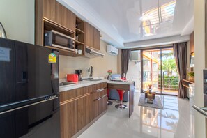 Premier-Apartment | Wohnbereich | 32-Zoll-Fernseher mit Satellitenempfang