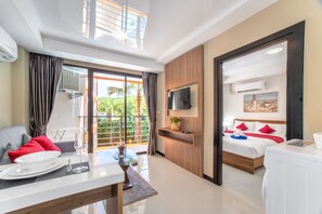 Premier-Apartment | Wohnbereich | 32-Zoll-Fernseher mit Satellitenempfang