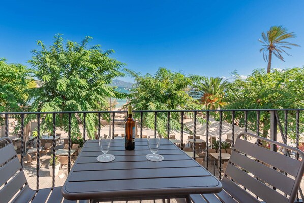 Outdoor dining - Vora Mar Beachfront Apartment Waterfront apartment for 5 persons (Puerto Pollensa)