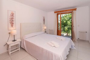 3 bedrooms, in-room safe, iron/ironing board, free WiFi - Vora Mar Beachfront Apartment Waterfront apartment for 5 persons (Puerto Pollensa)