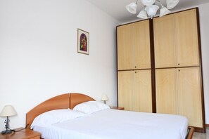 3 bedrooms, bed sheets - N139 - Numana, four-room apartment in the centre 500mt from the sea (Numana)