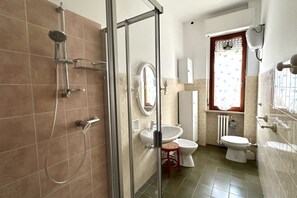 Combinazione doccia/vasca, bidet, asciugamani