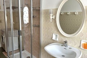 Combined shower/bathtub, bidet, towels - N139 - Numana, four-room apartment in the centre 500mt from the sea (Numana)