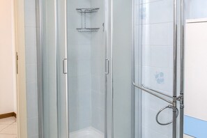 Shower, bidet, towels - N164 - Numana, two-room apartment with wonderful sea view (Numana)