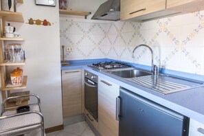 Kühlschrank, Ofen, Esstisch