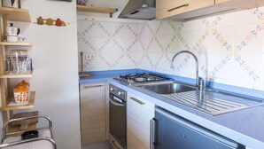 A compact kitchen with a gas stove, sink, and stainless steel appliances. - N164 - Numana, two-room apartment with wonderful sea view (Numana)