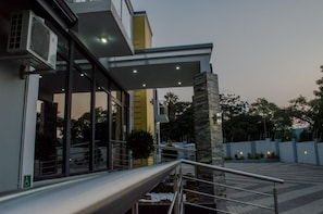 Fachada de la propiedad por la tarde o noche