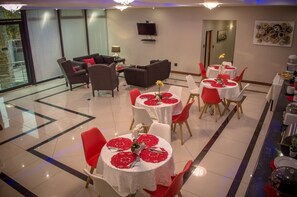 Desayuno buffet diario (ZAR 150 por persona)