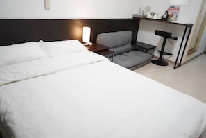 1 habitación, escritorio, cortinas blackout y ropa de cama
