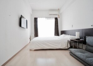 シティ ダブルルーム | デスク、遮光カーテン、ベッドシーツ