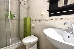 Ensemble baignoire-douche, bidet, serviettes fournies