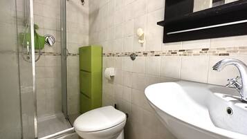 Duschwanne, Bidet, Handtücher
