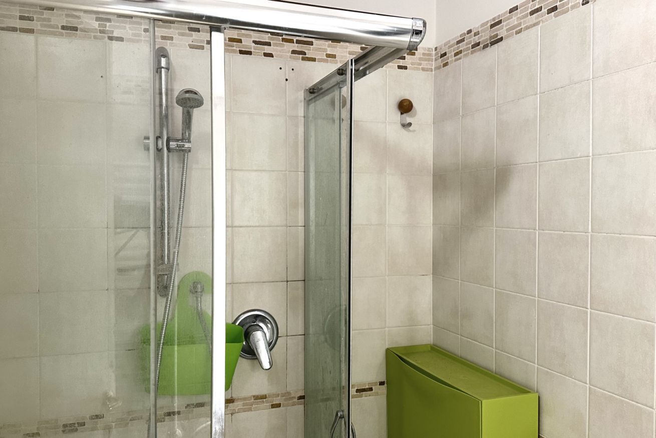 Combined shower/tub, bidet, towels