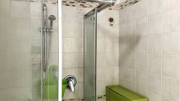 Combined shower/tub, bidet, towels