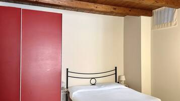 1 bedroom, bed sheets