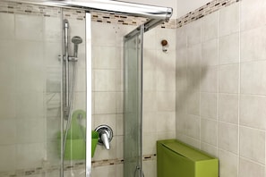 Combined shower/tub, bidet, towels