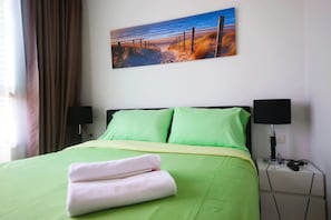 Escritorio, cortinas blackout, wifi gratis y ropa de cama 