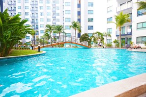 3 outdoor pools, pool umbrellas, pool loungers - Arcadia Waters Condo Resort Pattaya (Pattaya)