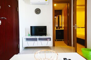 Desk, blackout curtains, free WiFi, bed sheets - Arcadia Waters Condo Resort Pattaya (Pattaya)