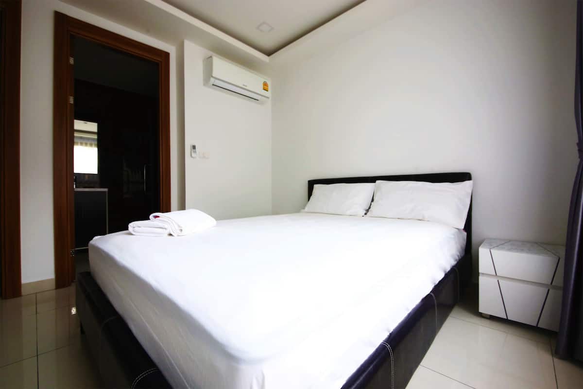 Desk, blackout curtains, free WiFi, bed sheets