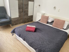 In-room safe, desk, iron/ironing board, free WiFi - Burgos (Split)