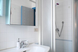 Dusche, Bidet, Handtücher