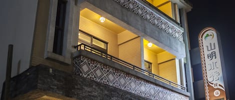 Bagian depan properti - sore/malam