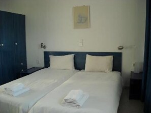 2 bedrooms, travel cot, WiFi, bed sheets - Makrigialos: big family apartment, 2 bedrooms, sea views, WiFi (Makrigialos)
