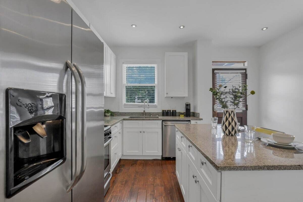 Réfrigérateur, four à micro-ondes, un four, surface de cuisson