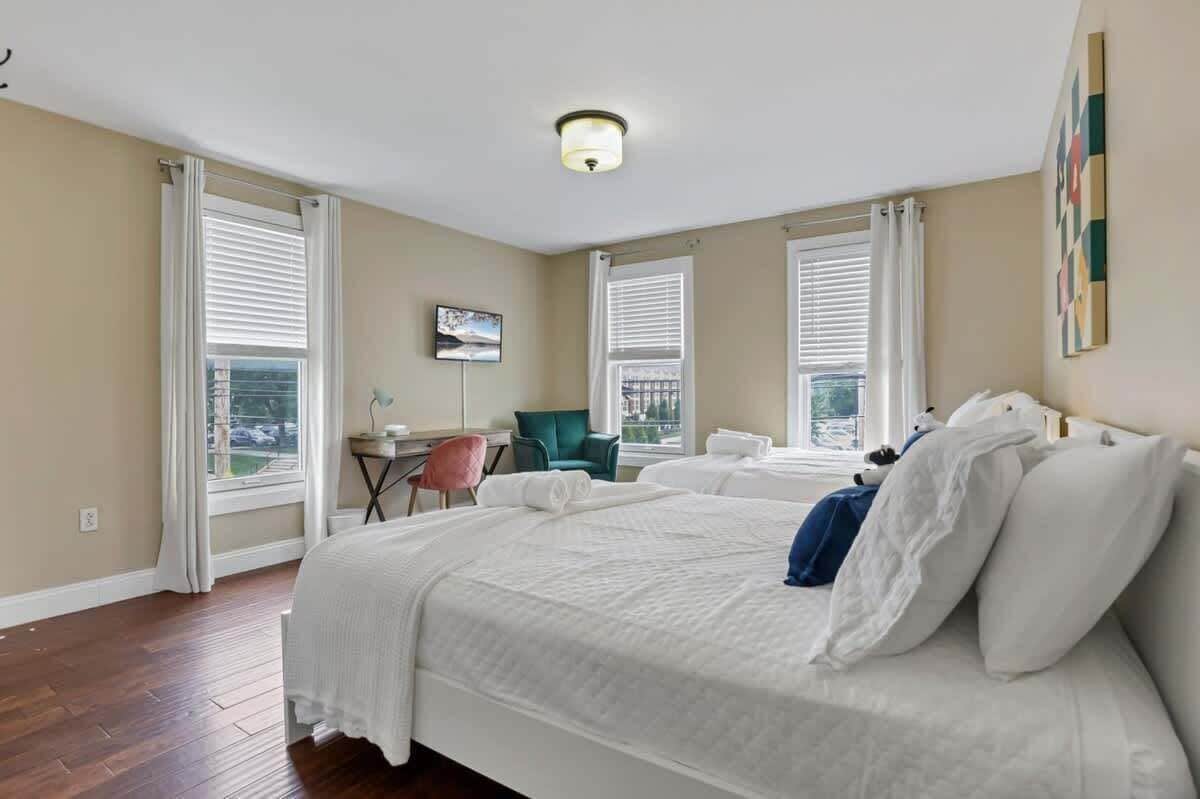 2 bedrooms, desk, iron/ironing board, WiFi