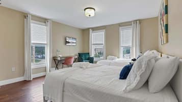 2 bedrooms, desk, iron/ironing board, WiFi