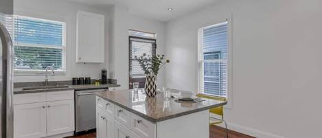 Réfrigérateur, four à micro-ondes, un four, surface de cuisson