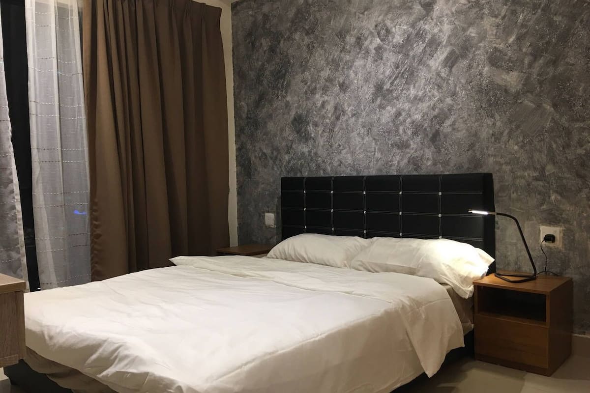 Desk, laptop workspace, iron/ironing board, free WiFi