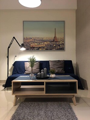 Tuscany Hyve Studio A613 | Living room | 40-inch flat-screen TV with digital channels, LED TV, Netflix - Cozy Hyve Soho Suites (Cyberjaya)