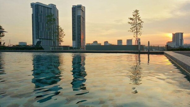 Outdoor pool - Cozy Hyve Soho Suites (Cyberjaya)
